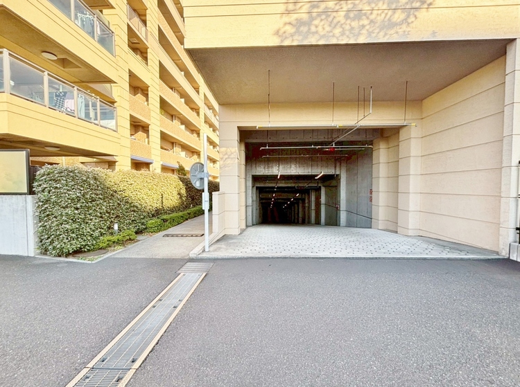 駐車場 本物件の駐車スペースです。車種制限のある場合もございますので、お気軽にお問い合わせくださいませ。