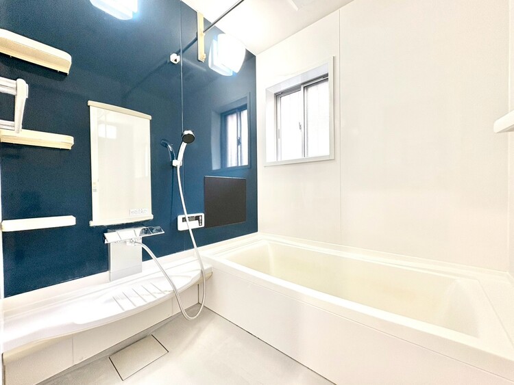風呂 一日の疲れを癒すバスルームは、心地よいリラックスを叶える清潔感溢れる空間です。