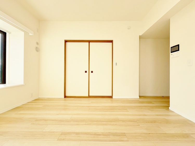 居間 忙しく過ぎゆく日常を置き去るほど、ゆったりした時間が流れるリビング。