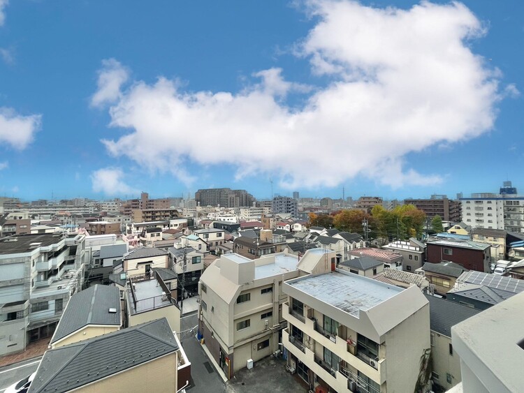 バルコニー 窓を開けると広がる青空。心をリフレッシュして日々を過ごしていきましょう。