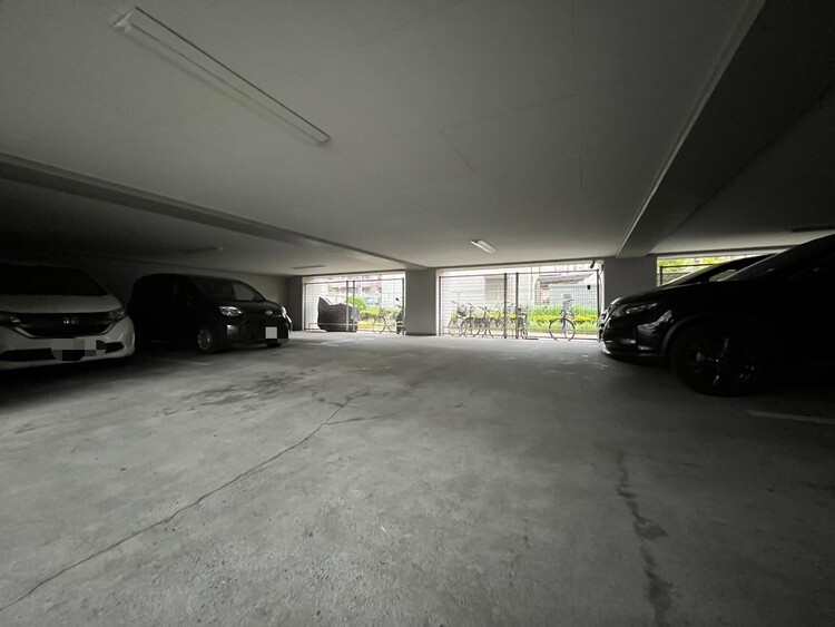 駐車場 本物件の駐車スペースです。車種制限のある場合もございますので、お気軽にお問い合わせくださいませ。