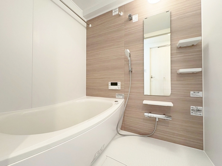 風呂 一日の疲れを癒すバスルームは、心地よいリラックスを叶える清潔感溢れる空間です。