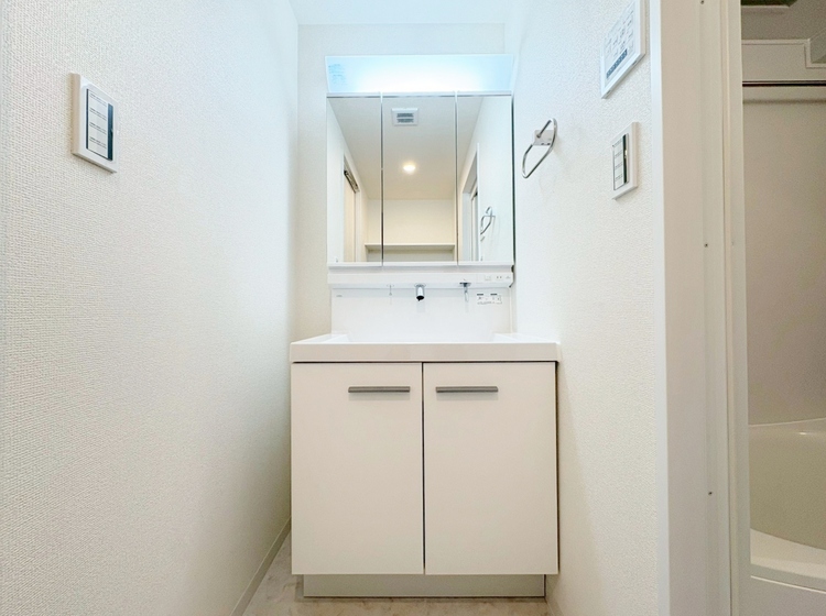 洗面 何かと物が増える場所だからこそ、スッキリと見映えの良い空間に。