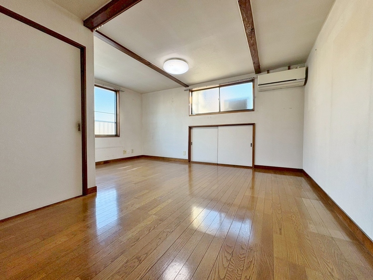 寝室 ベッドも十分に設置するスペースがあります。