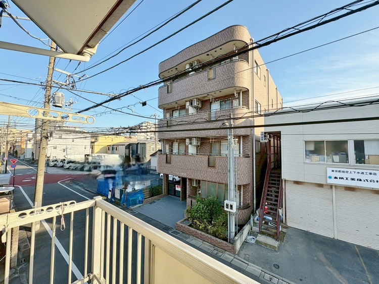 バルコニー 窓を開けると広がる青空。心をリフレッシュして日々を過ごしていきましょう。