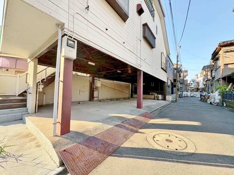 駐車場 本物件の駐車スペースです。車種制限のある場合もございますので、お気軽にお問い合わせくださいませ。