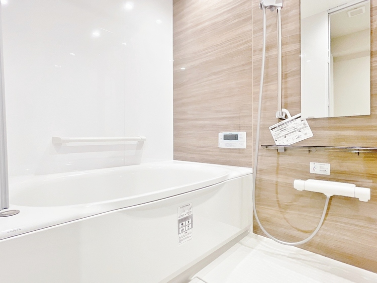 風呂 一日の疲れを癒すバスルームは、心地よいリラックスを叶える清潔感溢れる空間です。