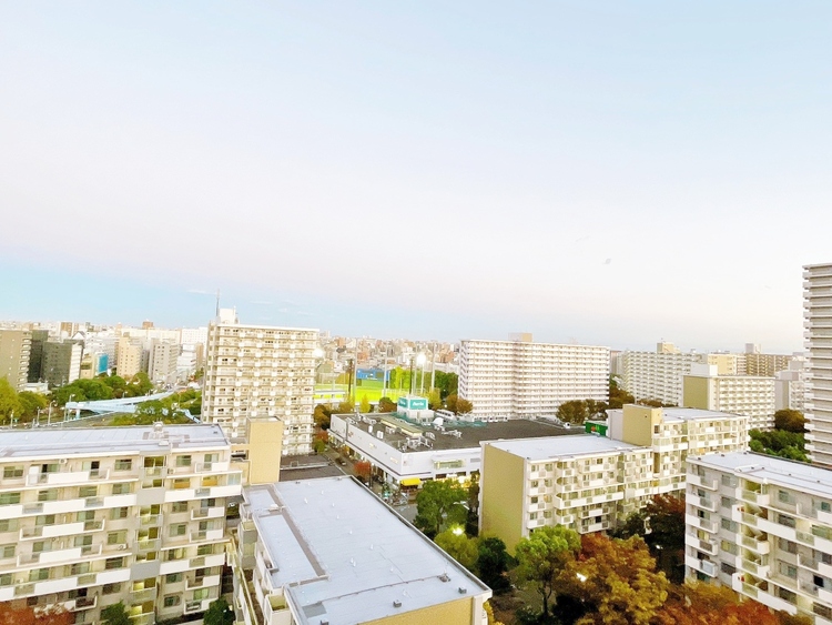 バルコニー 窓を開けると広がる青空。心をリフレッシュして日々を過ごしていきましょう。