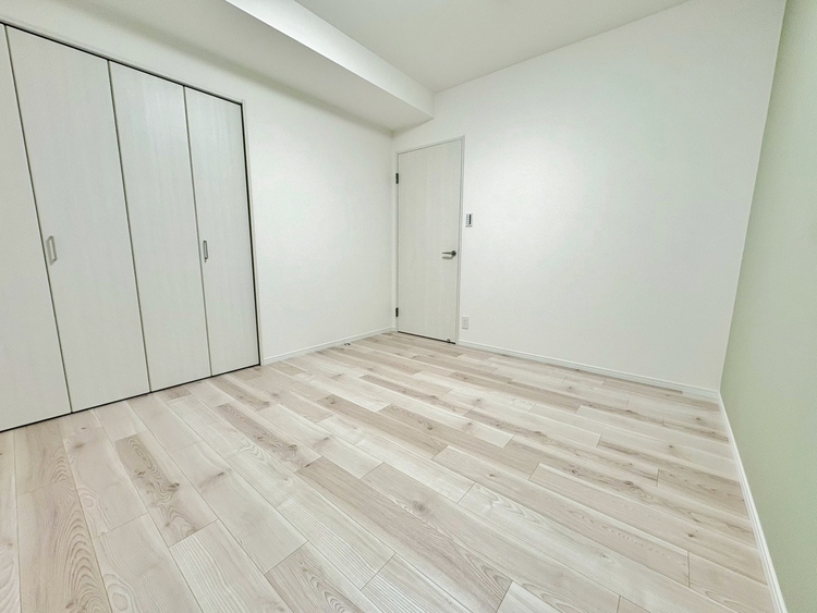 寝室 ベッドも十分に設置するスペースがあります。