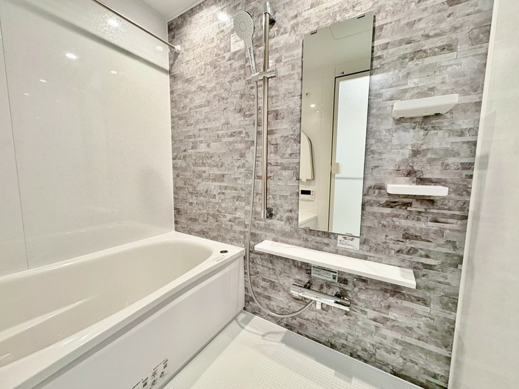 風呂 一日の疲れを癒すバスルームは、心地よいリラックスを叶える清潔感溢れる空間です。