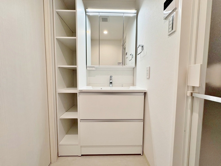 洗面 何かと物が増える場所だからこそ、スッキリと見映えの良い空間に。