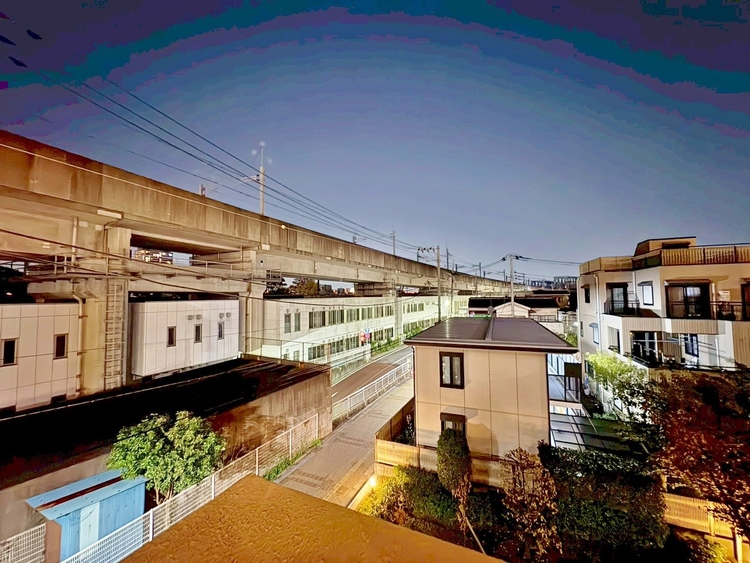 バルコニー 窓を開けると広がる青空。心をリフレッシュして日々を過ごしていきましょう。