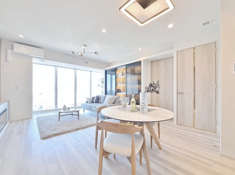 居間 居心地の良い空気感は、暮らしのステージを彩り、心からのやすらぎと満足感を与えてくれます。