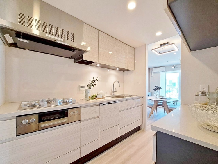 キッチン スマートな意匠と充実の機能を備えたキッチンが、暮らしにおいしい彩りを添えます。