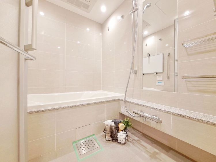 風呂 一日の疲れを癒すバスルームは、心地よいリラックスを叶える清潔感溢れる空間です。