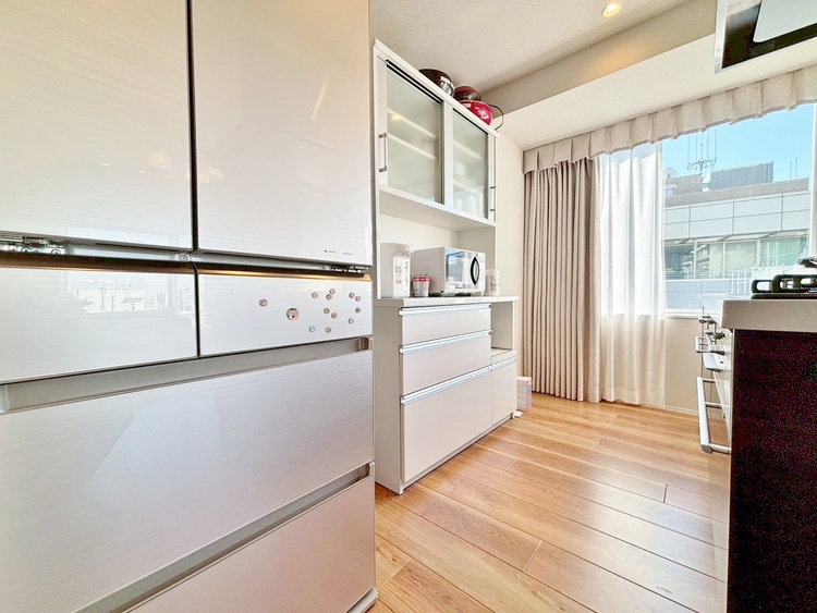 キッチン スマートな意匠と充実の機能を備えたキッチンが、暮らしにおいしい彩りを添えます。