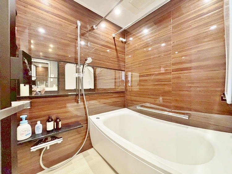 風呂 一日の疲れを癒すバスルームは、心地よいリラックスを叶える清潔感溢れる空間です。