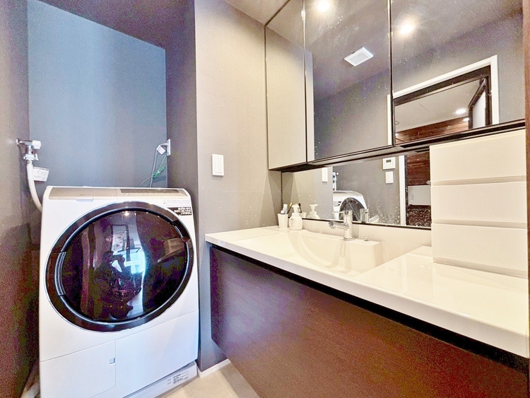 洗面 清潔感と心地よさを重視した、上質感漂うパウダールーム。