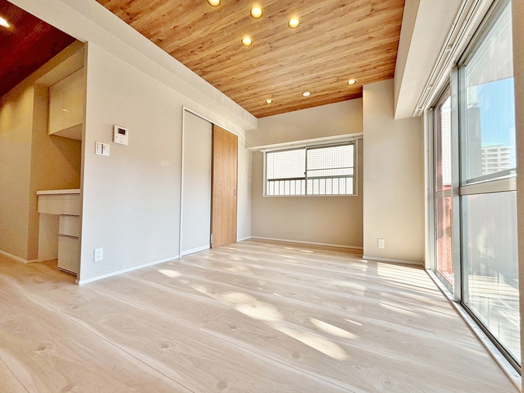 居間 居心地の良い空気感は、暮らしのステージを彩り、心からのやすらぎと満足感を与えてくれます。