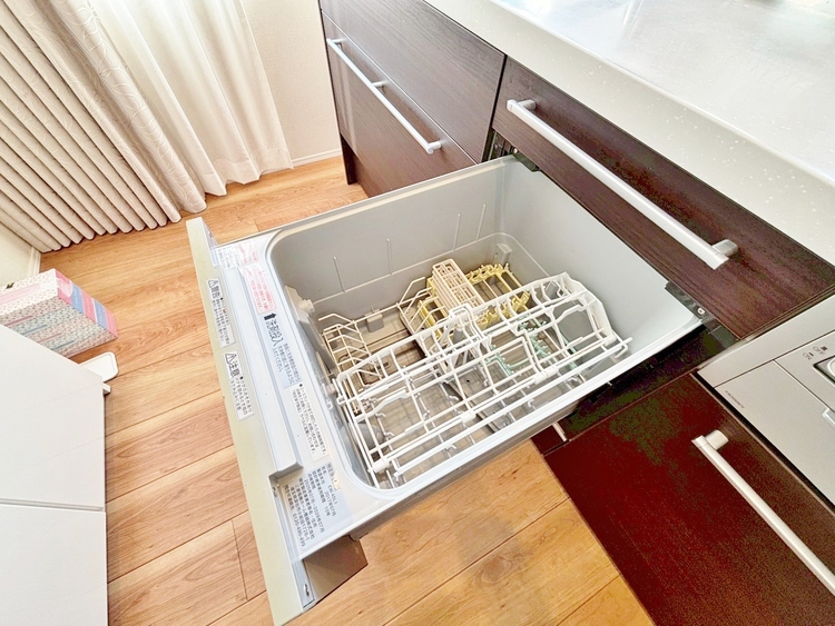 設備 家事の時短に役立つ食洗機。省スペースのビルトインタイプを採用致しました。