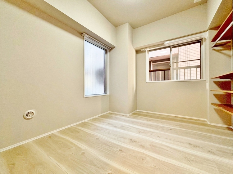 寝室 ベッドも十分に設置するスペースがあります。