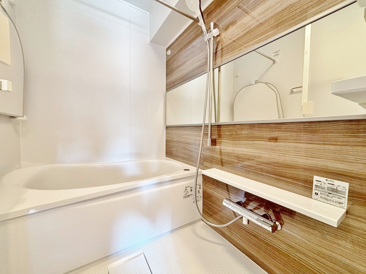 風呂 一日の疲れを癒すバスルームは、心地よいリラックスを叶える清潔感溢れる空間です。