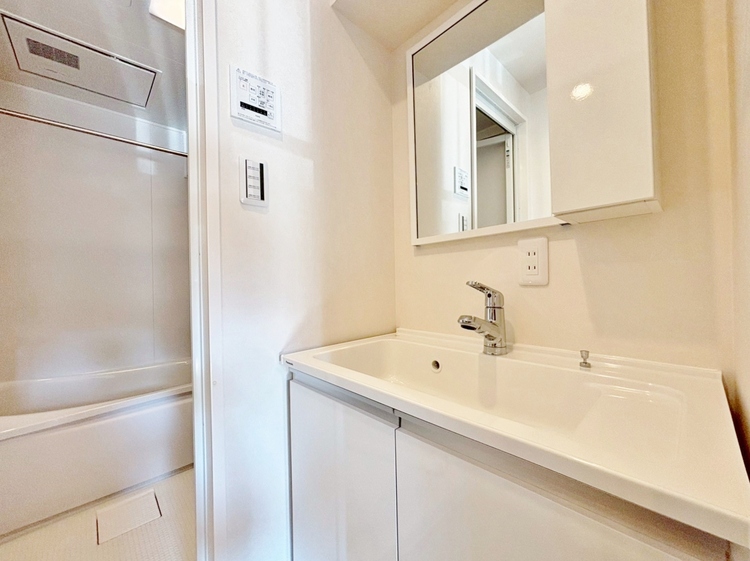 洗面 何かと物が増える場所だからこそ、スッキリと見映えの良い空間に。