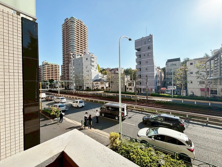 バルコニー 窓を開けると広がる青空。心をリフレッシュして日々を過ごしていきましょう。