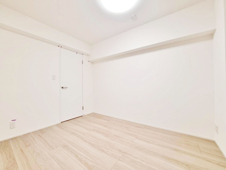 寝室 ベッドも十分に設置するスペースがあります。