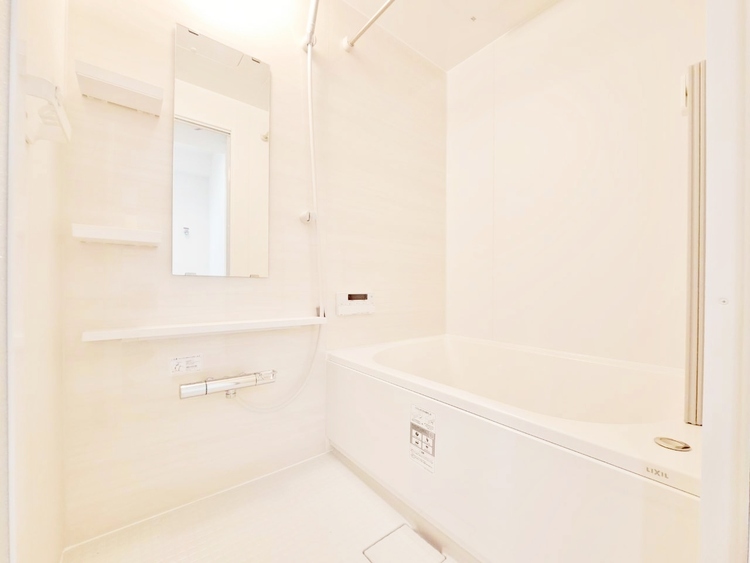 風呂 一日の疲れを癒すバスルームは、心地よいリラックスを叶える清潔感溢れる空間です。