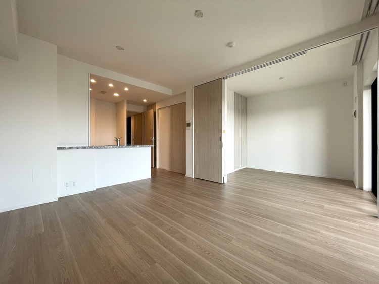 居間 居心地の良い空気感は、暮らしのステージを彩り、心からのやすらぎと満足感を与えてくれます。