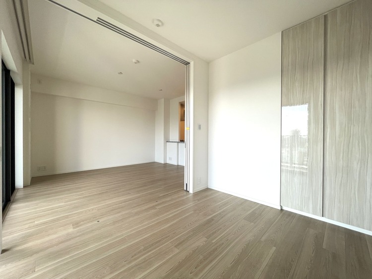 寝室 ベッドも十分に設置するスペースがあります。