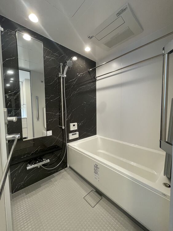 風呂 一日の疲れを癒すバスルームは、心地よいリラックスを叶える清潔感溢れる空間です。