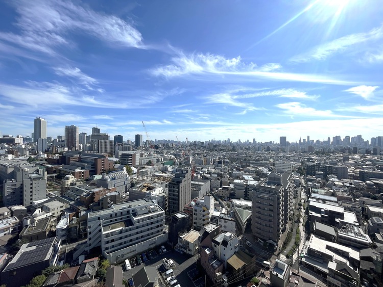 バルコニー 窓を開けると広がる青空。心をリフレッシュして日々を過ごしていきましょう。