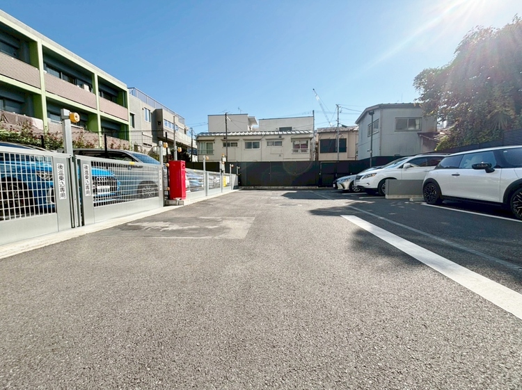 駐車場 本物件の駐車スペースです。車種制限のある場合もございますので、お気軽にお問い合わせくださいませ。