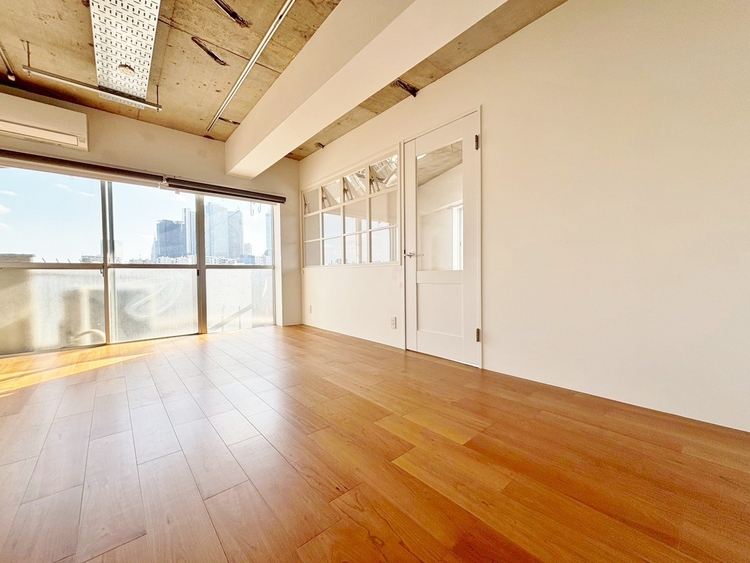 居間 忙しく過ぎゆく日常を置き去るほど、ゆったりした時間が流れるリビング。