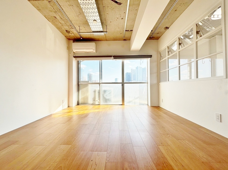 居間 居心地の良い空気感は、暮らしのステージを彩り、心からのやすらぎと満足感を与えてくれます。