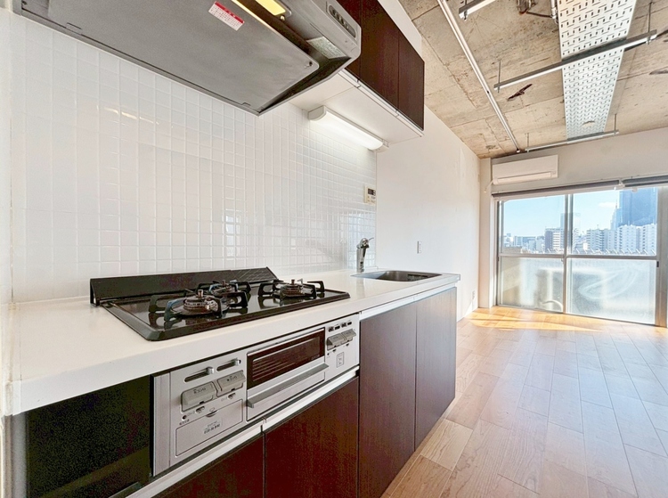 キッチン スマートな意匠と充実の機能を備えたキッチンが、暮らしにおいしい彩りを添えます。