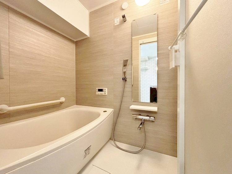 風呂 一日の疲れを癒すバスルームは、心地よいリラックスを叶える清潔感溢れる空間です。