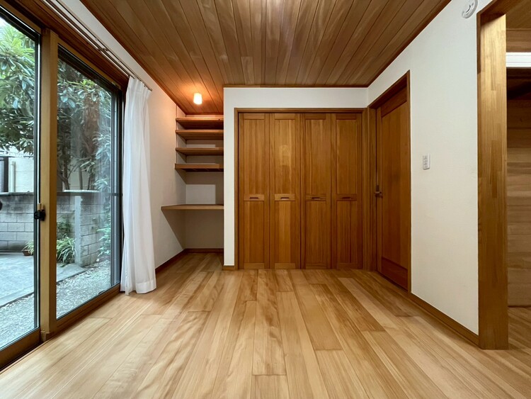 寝室 ベッドも十分に設置するスペースがあります。