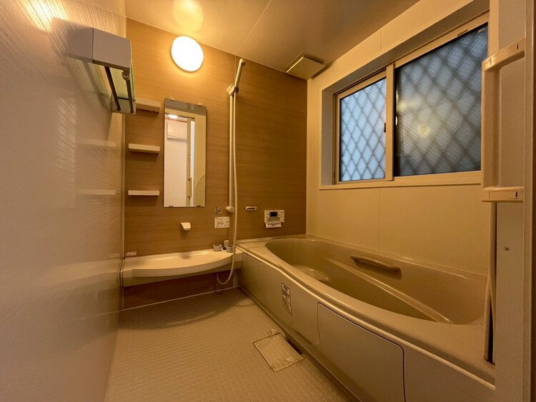 風呂 一日の疲れを癒すバスルームは、心地よいリラックスを叶える清潔感溢れる空間です。