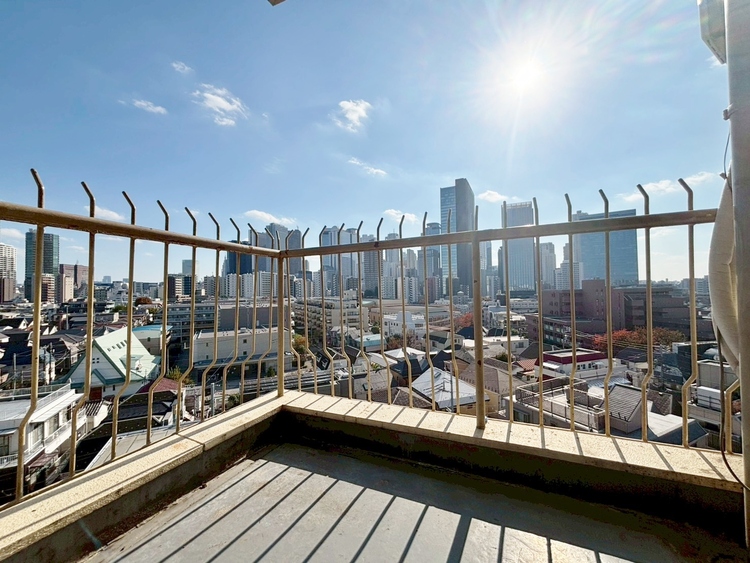 バルコニー 暮らしの中で、光と風を演出してくれるバルコニー。