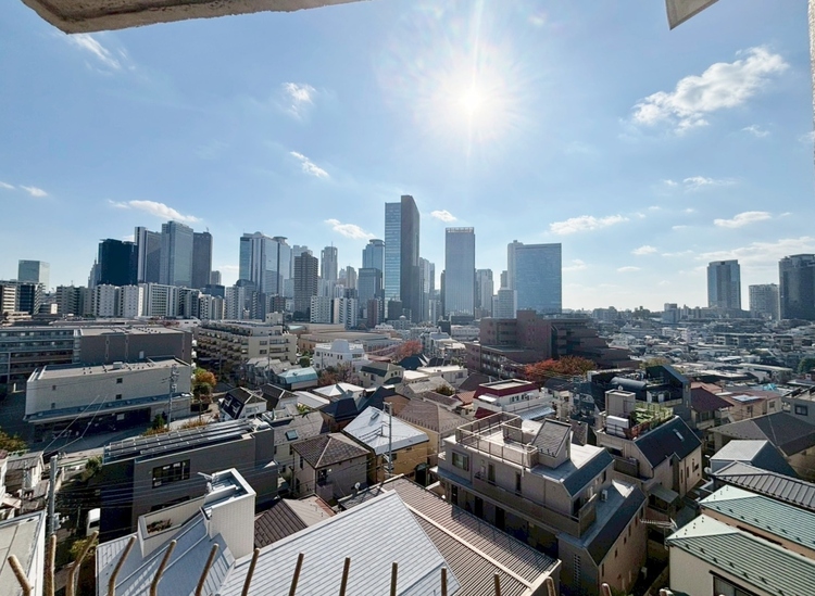 バルコニー 窓を開けると広がる青空。心をリフレッシュして日々を過ごしていきましょう。