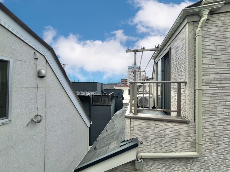 バルコニー 窓を開けると広がる青空。心をリフレッシュして日々を過ごしていきましょう。