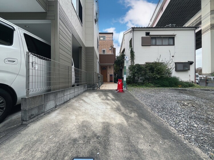 駐車場 本物件の駐車スペースです。車種制限のある場合もございますので、お気軽にお問い合わせくださいませ。