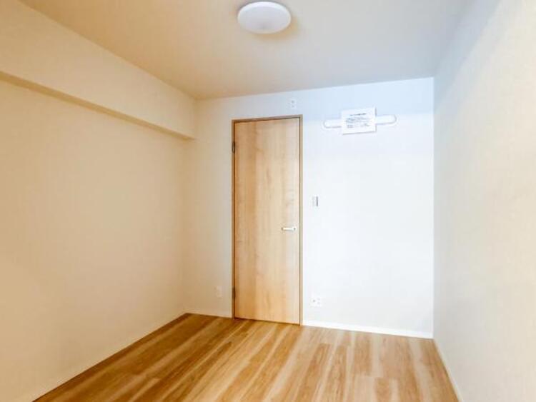 内装 家族個々の安らぎの空間。誰もが好みで飾れるシンプルな室内に仕上げてあります。