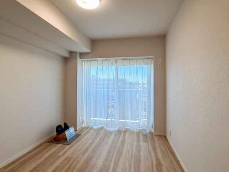 内装 窓から注がれる光で家族とのコミュニケーションも明るくなりそうな居室です。