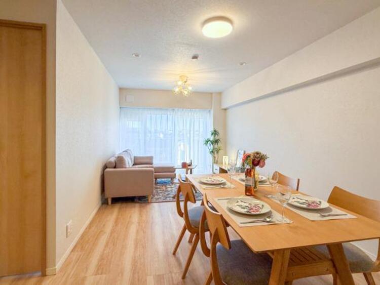 居間 【家具・小物（調度品）は販売価格に含まれません】くつろげるリビングは話に夢中になりすぎて、ついつい時間を忘れてしまう。そんな束の間の幸せを感じさせてくれる場所です。