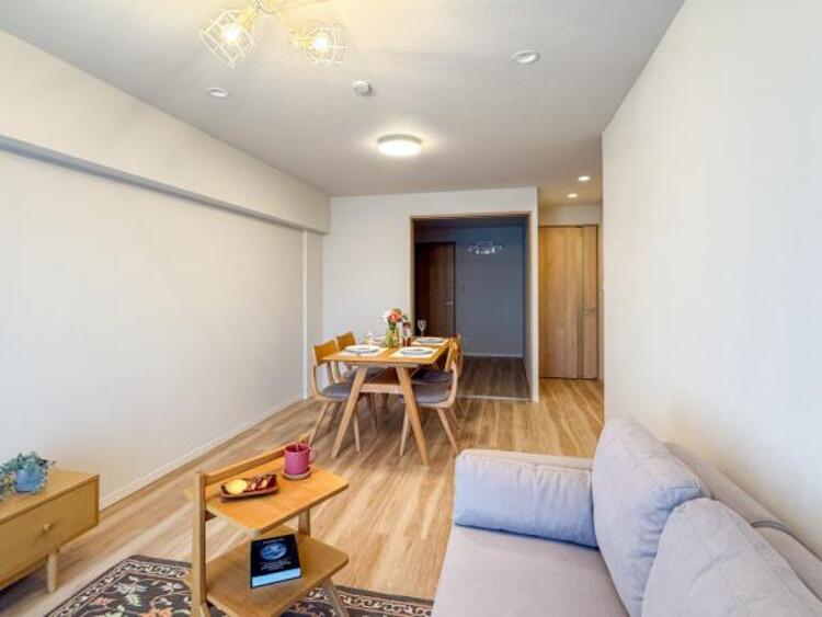 居間 【家具・小物（調度品）は販売価格に含まれません】落ち着いた色合いの内装で、居心地の良い空間を演出。