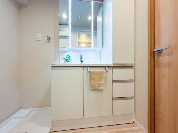 洗面 使い勝手の良い洗面台で、朝の準備もスムーズにこなせます。